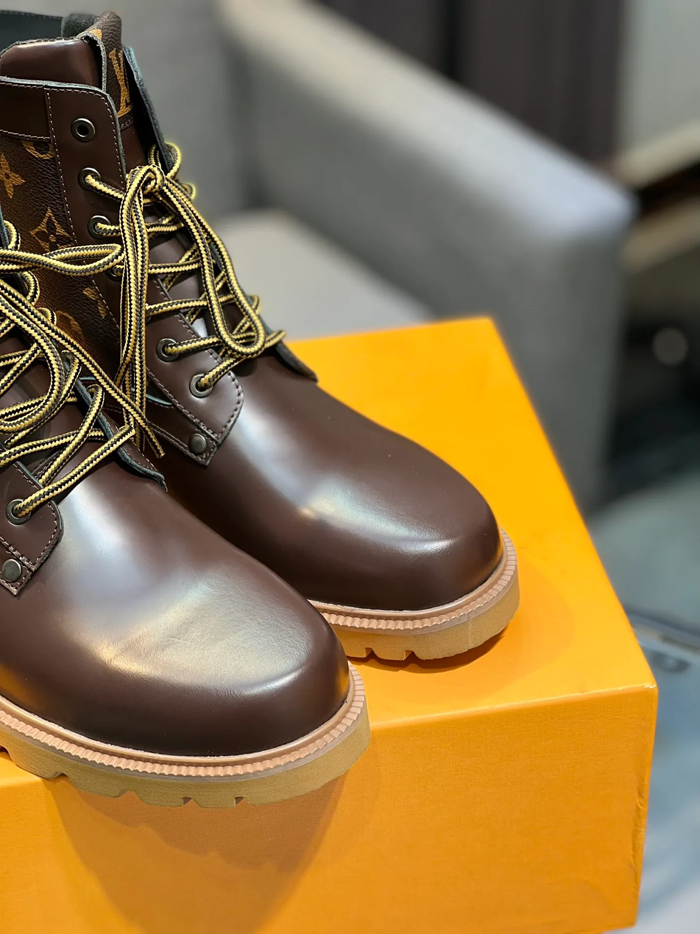 Men's shoes 💰920 L Home - the latest LV men's business casual boots, luxury and nobility are a must. They are all made of imported original first-layer cowhide, just to create a more comfortable wearing experience. ➕Top imported water-dyed full cow lining, original high wear-resistant outsole! 👏👏 Size: Male 39-44; (38 45 46 customized)